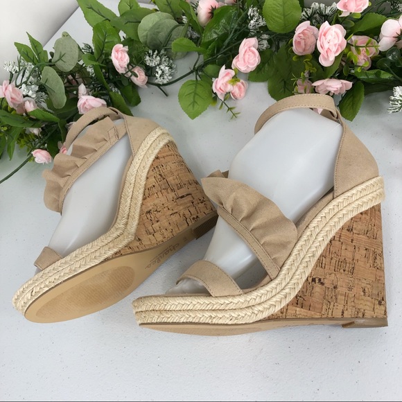 Charles David Wedge Ruffled Sandals Size 8.5M (#5) - Picture 5 of 8